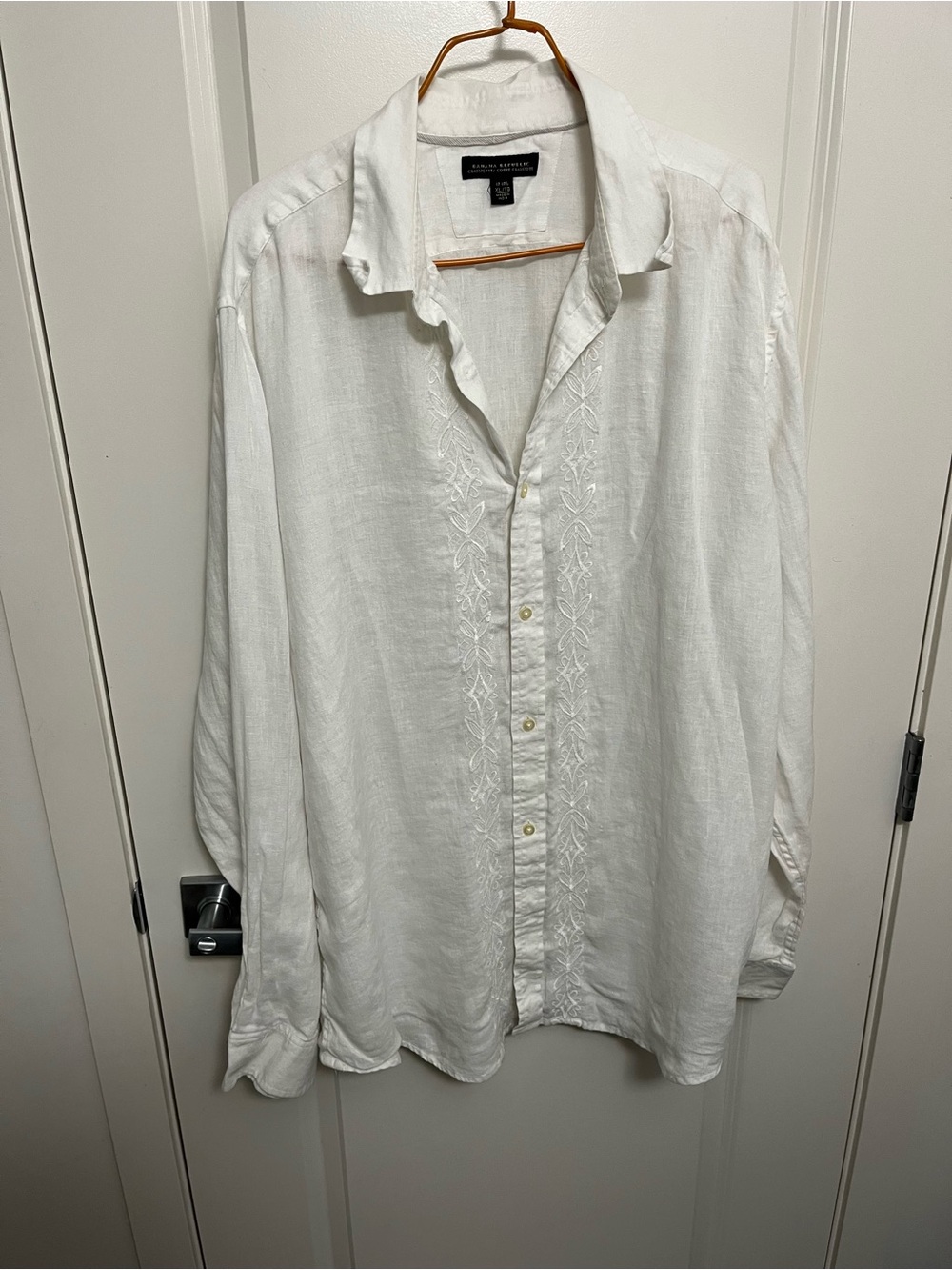 Banana Republic Men's 100% Linen White Embroidered Button-Up Shirt in size XL